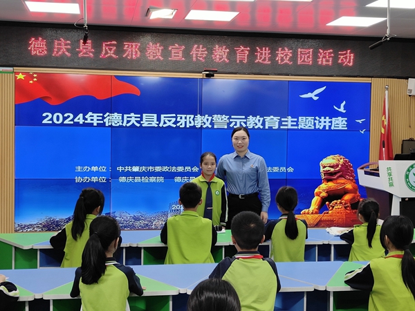 与学生合影留念_副本.jpg