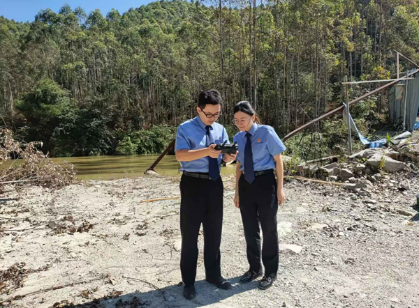 德庆县检察院干警利用无人机进行取证、建模_副本.png